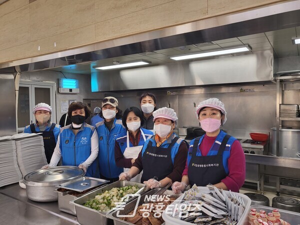 광명시 광명3동 지역 사회보장협의체는 매주 월요일과 목요일 광명종합사회복지관에서 어르신들의 식사를 돕는 봉사활동을 펼치고 있다(사진제공=광명3동 행정복지센터) 광명시 광명3동 지역 사회보장협의체는 매주 월요일과 목요일 광명종합사회복지관에서 어르신들의 식사를 돕는 봉사활동을 펼치고 있다(사진제공=광명3동 행정복지센터)