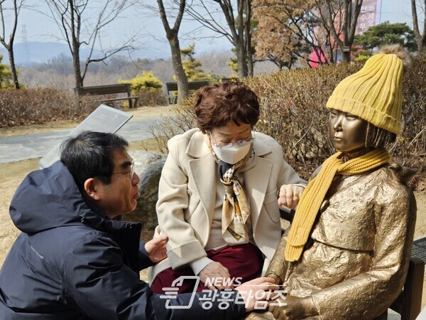 광명동굴 입구에 세워진 ‘평화의 소녀상’을 살펴보고 있는 이용수 할머니와 양기대 의원(사진제공=양기대의원실)