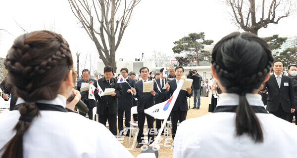 염종현 의장, 3.1절 104주년 맞아 기념식에서 태극기를 흔들며  3.1절 노래를 부르고 있다(사진제공=경기도의회)