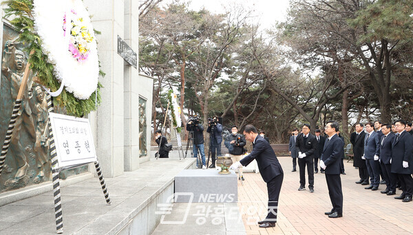 염종현 의장, 3.1절 104주년 맞아 ‘3.1 독립운동기념탑’ 참배(사진제공=경기도의회)