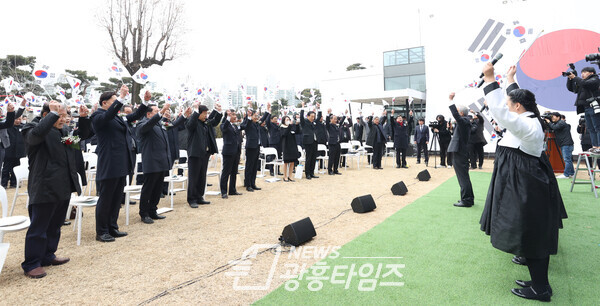 3.1절 104주년 맞아 기념식에서 만세 삼창을 하고 있다(사진제공=경기도의회)