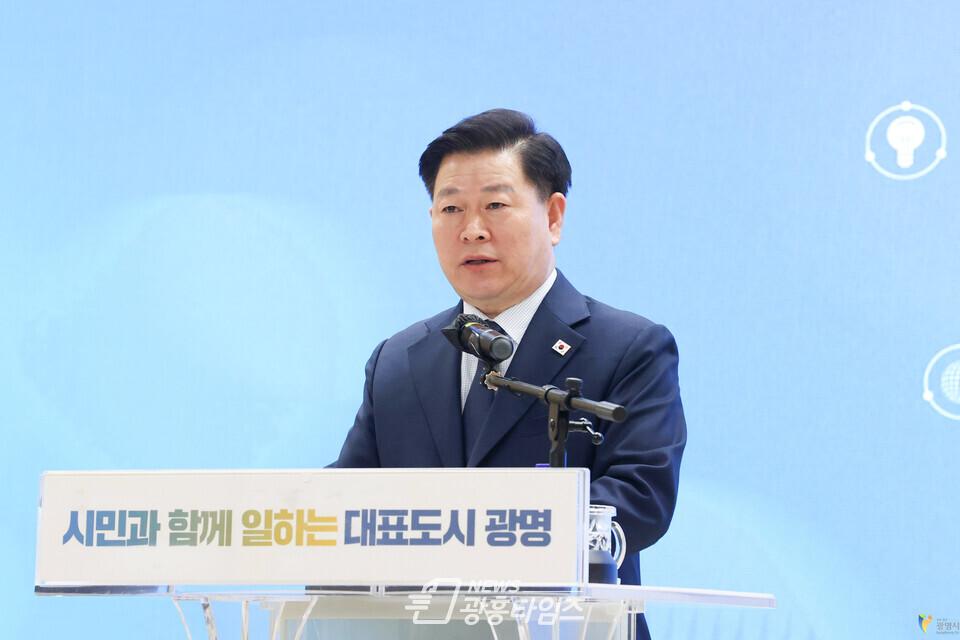 박승원 광명시장은 지난 3일 시청 대회의실에서 열린 직원 월례회의에서 구로차량기지 이전 중단을 위해 1 500여 시 공직자들과 함께 똘똘 뭉쳐서 헤쳐나갈 것이라고 밝혔다(사진제공=광명시)