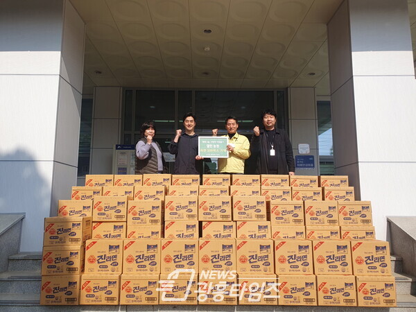 군자동, 열린농원 한부모가정 위한 라면 기탁(사진제공=군자동 행정복지센터) 군자동, 열린농원 한부모가정 위한 라면 기탁(사진제공=군자동 행정복지센터)