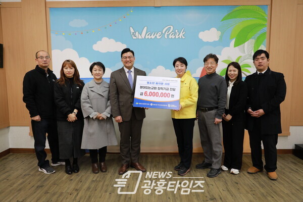 정왕2동 본이되는 교회, 청소년 위한 장학기금 전달(사진제공=정왕2동 행정복지센터) 정왕2동 본이되는 교회, 청소년 위한 장학기금 전달(사진제공=정왕2동 행정복지센터)