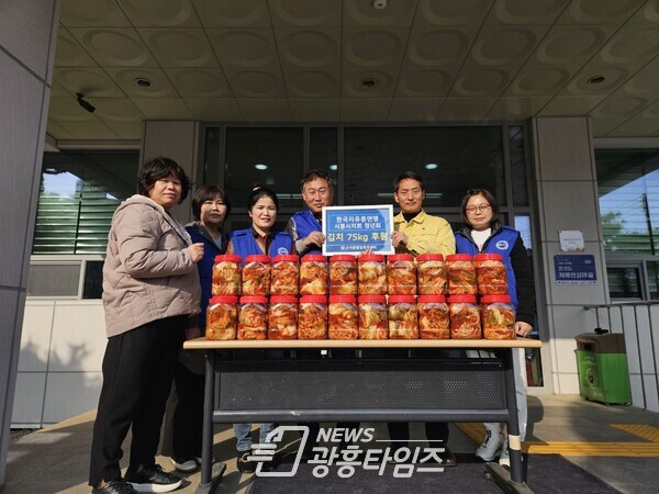 한국자유총연맹 시흥시지회 김치 기부(사진제공=시흥시) 한국자유총연맹 시흥시지회 김치 기부(사진제공=시흥시)