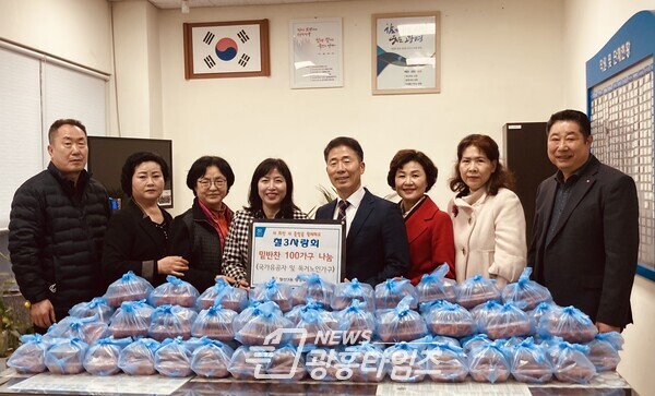 광명시 철산3동 철3사랑회는 9일 경기 침체와 물가상승 등으로 어려운 저소득 국가유공자 및 독거노인 100가구에 따뜻한 마음으로 준비한 밑반찬을 전달했다(사진제공=철산3동 행정복지센터) 광명시 철산3동 철3사랑회는 9일 경기 침체와 물가상승 등으로 어려운 저소득 국가유공자 및 독거노인 100가구에 따뜻한 마음으로 준비한 밑반찬을 전달했다(사진제공=철산3동 행정복지센터)