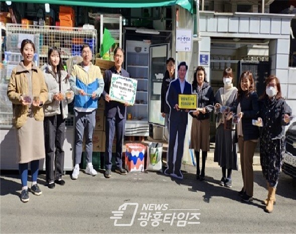 광명시 철산2동 행정복지센터 직원들은 13일 직접 만든 반찬을 마을냉장고에 기부했다(사진제공=철산2동 행정복지센터) 광명시 철산2동 행정복지센터 직원들은 13일 직접 만든 반찬을 마을냉장고에 기부했다(사진제공=철산2동 행정복지센터)