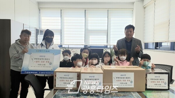 광명시 광명7동의 소외된 이웃들을 위해 광명연세정도태권도에서 작년에 이어 올해도 아이들이 손수 모은 라면 150개를 14일 전달했다(사진제공=광명7동 행정복지센터) 광명시 광명7동의 소외된 이웃들을 위해 광명연세정도태권도에서 작년에 이어 올해도 아이들이 손수 모은 라면 150개를 14일 전달했다(사진제공=광명7동 행정복지센터)
