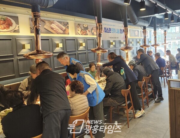 광명시 광명3동 저소득 어르신을 위해 명륜진사갈비 광명사거리점에서 지난 14일 점심 식사를 대접했다(사진제공=광명3동 행정복지센터) 광명시 광명3동 저소득 어르신을 위해 명륜진사갈비 광명사거리점에서 지난 14일 점심 식사를 대접했다(사진제공=광명3동 행정복지센터)