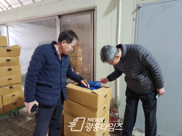갯골영농조합법인, 연성동저소득 가구에 연근 후원(사진제공=연성동 행정복지센터) 갯골영농조합법인, 연성동저소득 가구에 연근 후원(사진제공=연성동 행정복지센터)