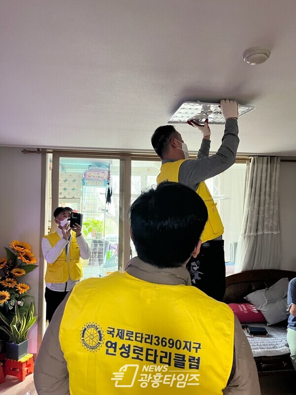 연성 로타리클럽, 실내조명 교체 재능기부 후원활동(사진제공=능곡동 행정복지센터) 연성 로타리클럽, 실내조명 교체 재능기부 후원활동(사진제공=능곡동 행정복지센터)