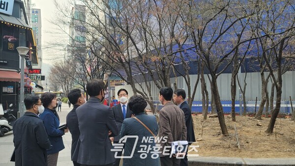 김규식 광명시 부시장(좌측 다섯번째)은 22일 오후 3시 소하동 상업지구를 방문하여 상권활성화를 위한 주변 상인들의 목소리를 듣는 시간을 가졌다(사진제공=광명시)