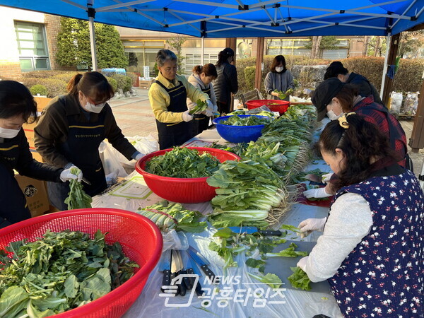 정왕1동 나눔애 계절김치 행사추진 (사진제공=정왕1동 행정복지센터) 정왕1동 나눔애 계절김치 행사추진 (사진제공=정왕1동 행정복지센터)