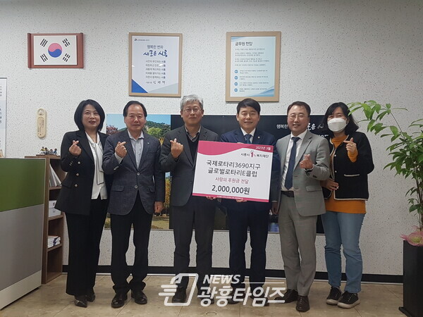 글로벌로타리 E클럽, 정왕3동 취약계층위한 드림키트 후원금 전달(사진제공=정왕3동 행정복지센터) 글로벌로타리 E클럽, 정왕3동 취약계층위한 드림키트 후원금 전달(사진제공=정왕3동 행정복지센터)