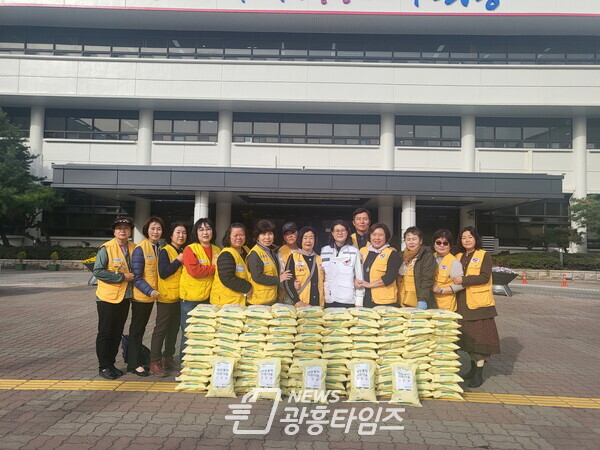 대한적십자봉사회 쌀나눔(사진제공=의왕시) 대한적십자봉사회 쌀나눔(사진제공=의왕시)