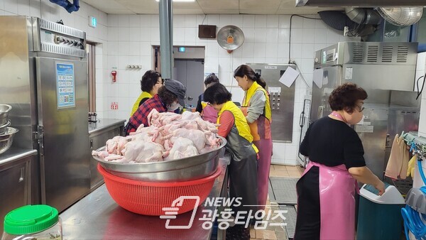 대상티앤디, 관내 취야가구 위한 사랑의 후원품 전달(사진제공=대야동 행정복지센터) 대상티앤디, 관내 취야가구 위한 사랑의 후원품 전달(사진제공=대야동 행정복지센터)