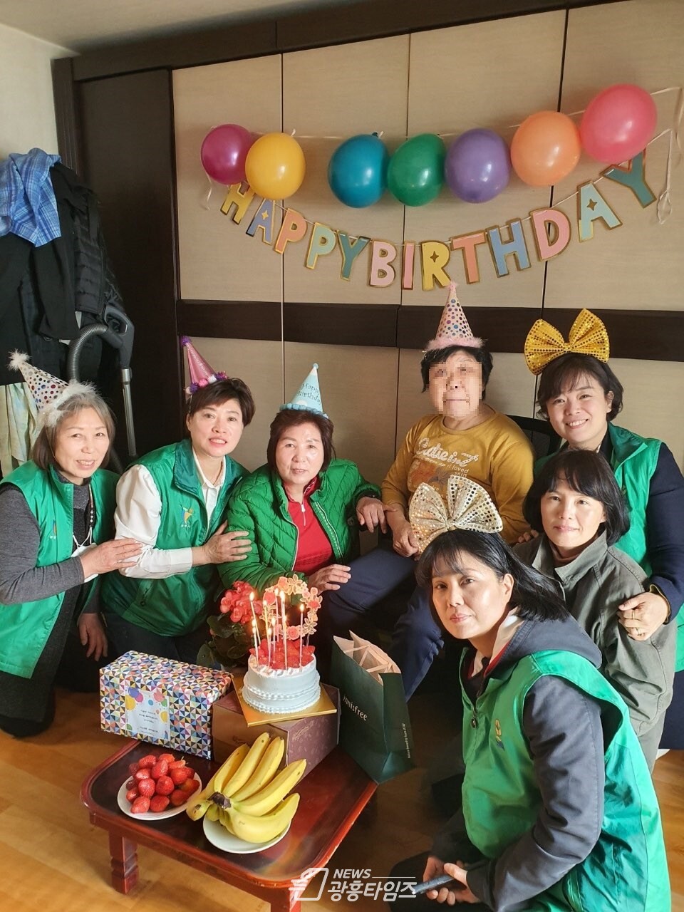 광명시 하안3동 새마을부녀회·지도자협의회는 28일 생일을 맞이한 홀몸어르신을 찾아가 생일파티를 열었다(사진제공=하안3동 행정복지센터) 광명시 하안3동 새마을부녀회·지도자협의회는 28일 생일을 맞이한 홀몸어르신을 찾아가 생일파티를 열었다(사진제공=하안3동 행정복지센터)