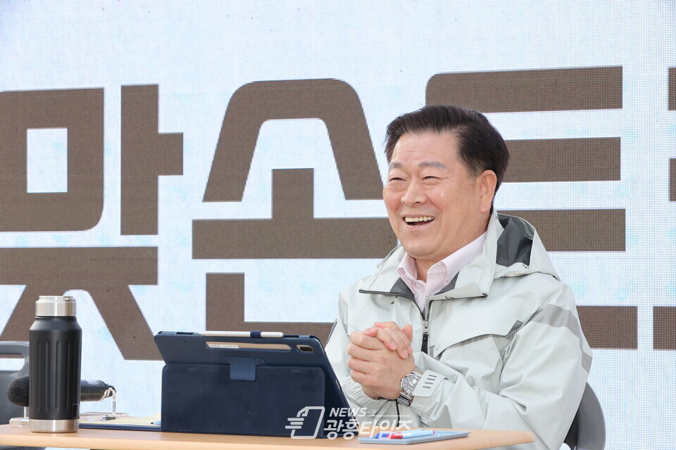 광명시는 지난 28일 일직동 새빛공원에서 ‘기후위기 대응’을 주제로 맞손토크 진행했다(사진제공=광명시)