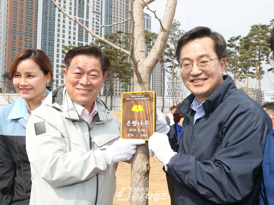 광명시는 지난 28일 일직동 새빛공원에서 ‘기후위기 대응’을 주제로 맞손토크 진행했다(사진제공=광명시)