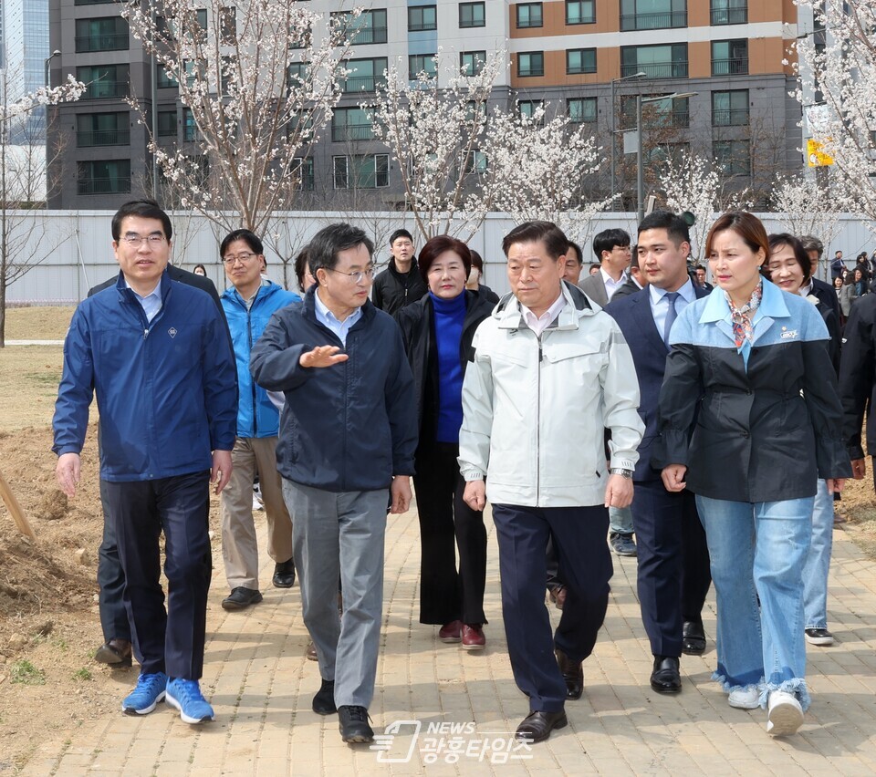 광명시는 지난 28일 일직동 새빛공원에서 ‘기후위기 대응’을 주제로 맞손토크 진행했다(사진제공=광명시)