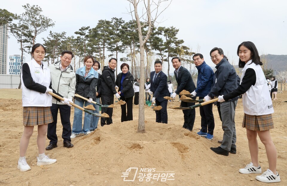 광명시는 지난 28일 일직동 새빛공원에서 ‘기후위기 대응’을 주제로 맞손토크 진행했다(사진제공=광명시)