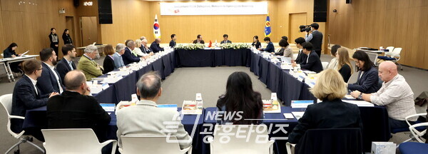 염종현 의장, 스위스-한국 의원친선협회 접견...경제.산업교류 활성화 위한 협력 논의_최종 (사진제공=경기도의회)