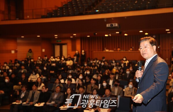 박승원 광명시장은 지난 11일 시민회관 대공연장에서 광명도시공사 광명시자원봉사센터 광명문화재단 광명시청소년재단 소속 직원 170여 명을 대상으로 시정설명회를 개최했다(사진제공=광명시)