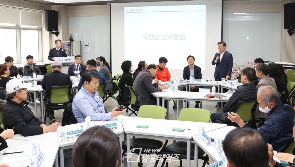 광명시는 지난 13일 평생학습원에서 관내 19개 골목상권상인회 임원 등 소상공인 40여 명이 참석한 가운데 간담회를 열었다(사진제공=광명시)