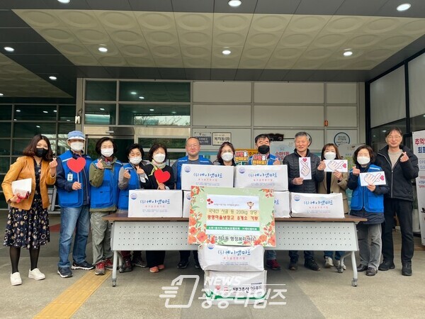 광명시 소하1동 지역사회보장협의체는 지난 13일 광명마을냉장고 8개소에 동 주식회사 ㈜케이엠미트에서 200kg 상당 사골뼈 등을 나누는 행사를 진행했다(사진제공=소하1동 행정복지센터) 광명시 소하1동 지역사회보장협의체는 지난 13일 광명마을냉장고 8개소에 동 주식회사 ㈜케이엠미트에서 200kg 상당 사골뼈 등을 나누는 행사를 진행했다(사진제공=소하1동 행정복지센터)