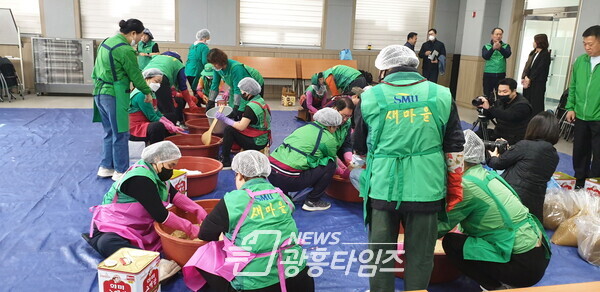 시흥시 새마을 부녀회 고추장 나눔 활동 전개(사진제공=시흥시) 시흥시 새마을 부녀회 고추장 나눔 활동 전개(사진제공=시흥시)