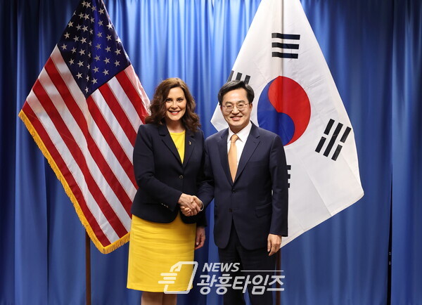 현지시간 11일 오후 미시간(디트로이트)에서 김동연 경기도지사가 그레첸 휘트머(Gretchen Whitmer) 미시간 주지사와 기념촬영을 하고 있다(사진제공=경기도)