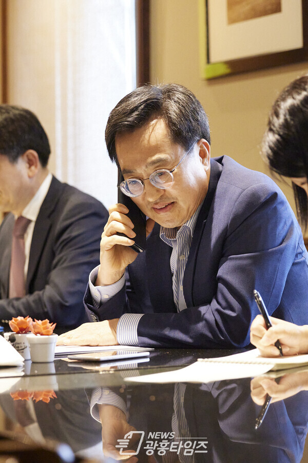 현지시간 14일 김동연 경기도지가 글렌 영킨(Glenn Youngkin) 버지니아 주지사와 전화통화를 하고 있다(사진제공=경기도)