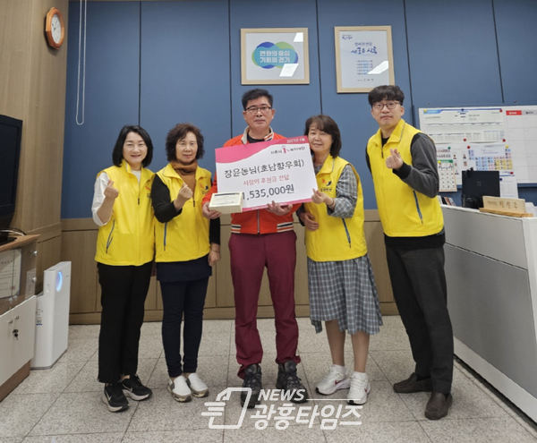 장윤동씨, 사랑의 돼지저금통 기부(사진제공=정왕본동 행정복지센터) 장윤동씨, 사랑의 돼지저금통 기부(사진제공=정왕본동 행정복지센터)