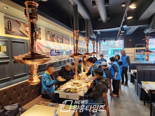 광명시 광명3동 저소득 어르신 10명에게 명륜진사갈비 광명사거리점에서 지난 26일 점심 식사를 대접했다(사진제공=광명3동 행정복지센터) 광명시 광명3동 저소득 어르신 10명에게 명륜진사갈비 광명사거리점에서 지난 26일 점심 식사를 대접했다(사진제공=광명3동 행정복지센터)