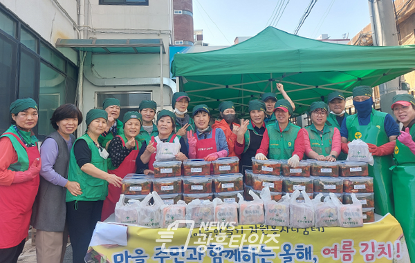 군포1동 새마을부녀회 열무김치나눔(사진제공=군포1동 주민센터) 군포1동 새마을부녀회 열무김치나눔(사진제공=군포1동 주민센터)