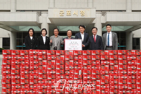 권무일 국민의힘 상임고문, 사랑의 라면 기탁(사진제공=군포시) 권무일 국민의힘 상임고문, 사랑의 라면 기탁(사진제공=군포시)