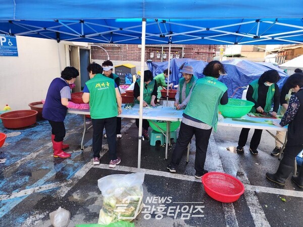 광명시 광명4동 새마을지도자협의회·부녀회는 어버이날을 맞아 4일 직접 만든 영양 도시락을 관내 경로당 3개소와 홀로 사시는 어르신 등 취약계층 160명에게 전달했다(사진제공=광명4동 행정복지센터) 광명시 광명4동 새마을지도자협의회·부녀회는 어버이날을 맞아 4일 직접 만든 영양 도시락을 관내 경로당 3개소와 홀로 사시는 어르신 등 취약계층 160명에게 전달했다(사진제공=광명4동 행정복지센터)