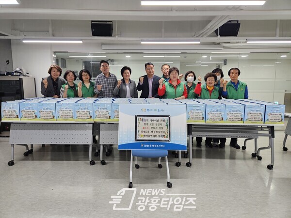광명시 광명5동 새마을지도자협의회·부녀회는 지난 3일 제51회 어버이날을 맞아 관내 어르신 100명을 대상으로 영양식 세트로 구성된 효 보따리를 전달하는 행사를 진행했다(사진제공=광명5동 행정복지센터) 광명시 광명5동 새마을지도자협의회·부녀회는 지난 3일 제51회 어버이날을 맞아 관내 어르신 100명을 대상으로 영양식 세트로 구성된 효 보따리를 전달하는 행사를 진행했다(사진제공=광명5동 행정복지센터)