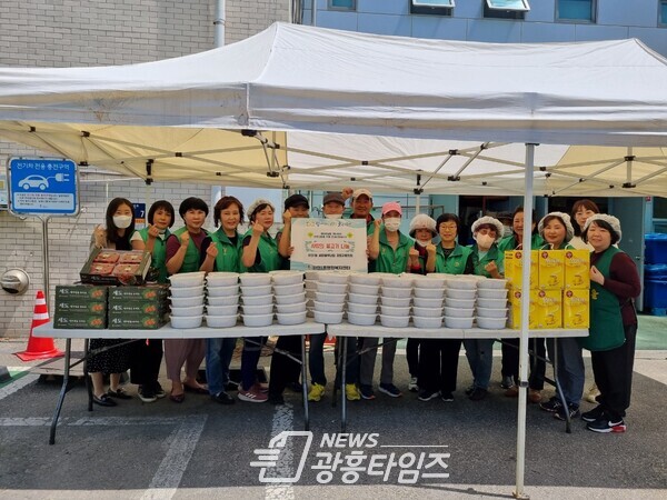 광명시 하안1동 새마을부녀회·지도자협의회는 어버이날을 맞아 지난 3일 동 행정복지센터 앞마당에서 ‘사랑의 불고기 나눔 행사’를 진행하고 관내 취약계층 어르신 70가구와 경로당에 직접 만든 불고기를 전달했다(사진제공=하안1동 행정복지센터) 광명시 하안1동 새마을부녀회·지도자협의회는 어버이날을 맞아 지난 3일 동 행정복지센터 앞마당에서 ‘사랑의 불고기 나눔 행사’를 진행하고 관내 취약계층 어르신 70가구와 경로당에 직접 만든 불고기를 전달했다(사진제공=하안1동 행정복지센터)