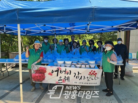 광명시 소하1동 새마을지도자협의회·부녀회는 제51회 어버이날을 기념하여 지난 3일 관내 취약계층 어르신 100여 세대에 감사의 마음을 담아 양념불고기 절편 등 감사선물을 전달했다(사진제공=소하1동 행정복지센터) 광명시 소하1동 새마을지도자협의회·부녀회는 제51회 어버이날을 기념하여 지난 3일 관내 취약계층 어르신 100여 세대에 감사의 마음을 담아 양념불고기 절편 등 감사선물을 전달했다(사진제공=소하1동 행정복지센터)