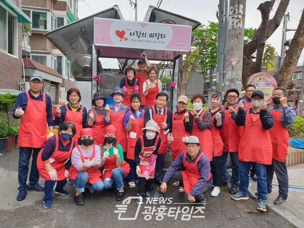 광명시 하안1동 단독필지 자치회는 지난 4일 한국SNS연합회 사랑의 짜장차와 공동으로 안현어린이공원에서 ‘사랑의 짜장차 나눔행사’를 개최했다(사진제공=하안1동 행정복지센터) 광명시 하안1동 단독필지 자치회는 지난 4일 한국SNS연합회 사랑의 짜장차와 공동으로 안현어린이공원에서 ‘사랑의 짜장차 나눔행사’를 개최했다(사진제공=하안1동 행정복지센터)