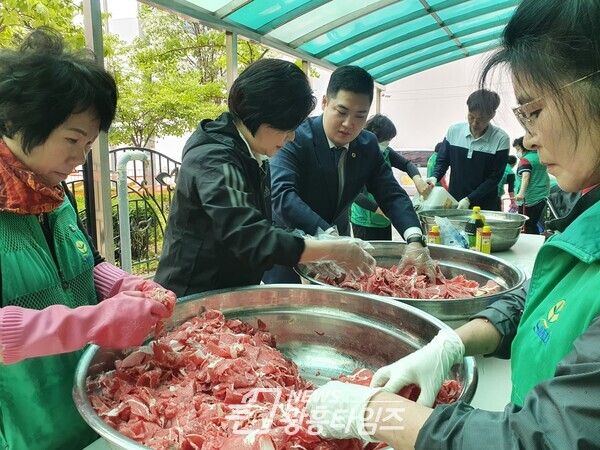 광명시 광명6동 새마을부녀회·지도자협의회는 제51회 어버이날을 맞아 지난 4일 배추김치와 소불고기를 만들어 관내 경로당 6곳에 음식을 만들어 전달했다(사진제공=광명6동 행정복지센터) 광명시 광명6동 새마을부녀회·지도자협의회는 제51회 어버이날을 맞아 지난 4일 배추김치와 소불고기를 만들어 관내 경로당 6곳에 음식을 만들어 전달했다(사진제공=광명6동 행정복지센터)