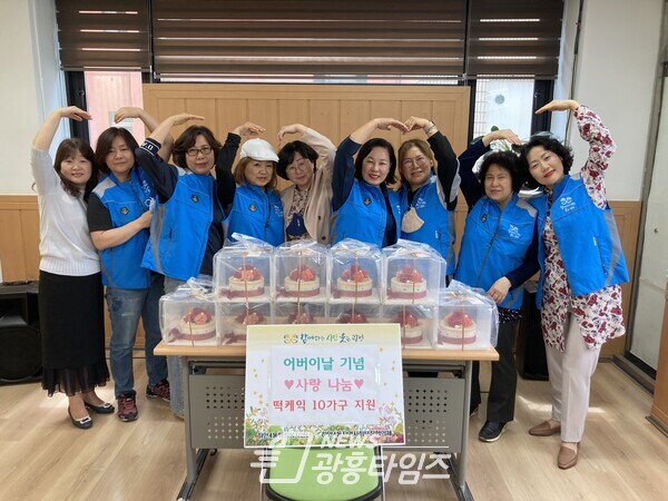 광명시 하안4동 지역사회보장협의체는 지난 4일 ‘어버이날 기념 사랑 나눔 행사’를 진행했다(사진제공=하안4동 행정복지센터) 광명시 하안4동 지역사회보장협의체는 지난 4일 ‘어버이날 기념 사랑 나눔 행사’를 진행했다(사진제공=하안4동 행정복지센터)