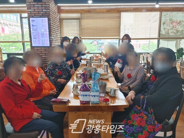 광명시 소하1동 지역사회보장협의체는 가정의 달을 맞아 지난 4일 독거어르신 20명을 초청하여 점심을 대접하고 카네이션 등 선물을 전달하며 효 사랑을 실천했다(사진제공=소하1동 행정복지센터) 광명시 소하1동 지역사회보장협의체는 가정의 달을 맞아 지난 4일 독거어르신 20명을 초청하여 점심을 대접하고 카네이션 등 선물을 전달하며 효 사랑을 실천했다(사진제공=소하1동 행정복지센터)