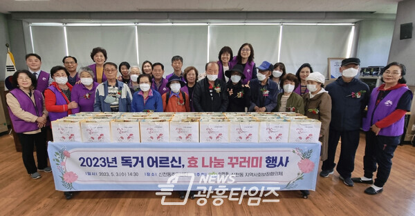 신천동 효나눔 꾸러미 전달(사진제공=신천동 행정복지센터) 신천동 효나눔 꾸러미 전달(사진제공=신천동 행정복지센터)