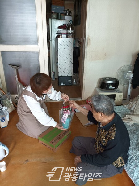 정왕치매안심센터 카네이션 전달(사진제공=시흥시) 정왕치매안심센터 카네이션 전달(사진제공=시흥시)