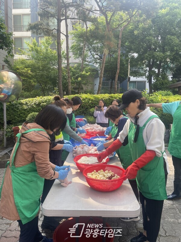 정왕1동 새마을부녀회, 삼계탕 나눔행사(사진제공=정왕1동 행정복지센터) 정왕1동 새마을부녀회, 삼계탕 나눔행사(사진제공=정왕1동 행정복지센터)