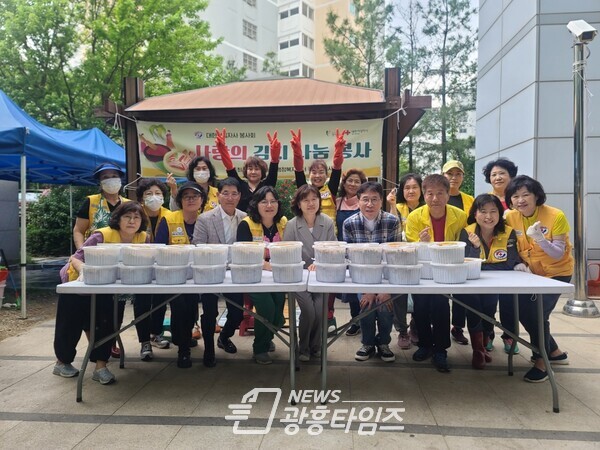 광명시 소하1동 적십자봉사회는 가정의 달을 맞아 18일 직접 담근 열무김치를 지역 내 홀몸 어르신과 한부모가정 장애인가정 등 저소득 취약계층 35가구에 전달했다(사진제공=소하1동 행정복지센터) 광명시 소하1동 적십자봉사회는 가정의 달을 맞아 18일 직접 담근 열무김치를 지역 내 홀몸 어르신과 한부모가정 장애인가정 등 저소득 취약계층 35가구에 전달했다(사진제공=소하1동 행정복지센터)
