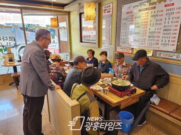 광명시 광명3동 저소득 어르신 10명에게 ‘김미진 당진 아구 코다리 찜·탕’에서 19일 점심 식사를 대접했다(사진제공=광명3동 행정복지센터) 광명시 광명3동 저소득 어르신 10명에게 ‘김미진 당진 아구 코다리 찜·탕’에서 19일 점심 식사를 대접했다(사진제공=광명3동 행정복지센터)