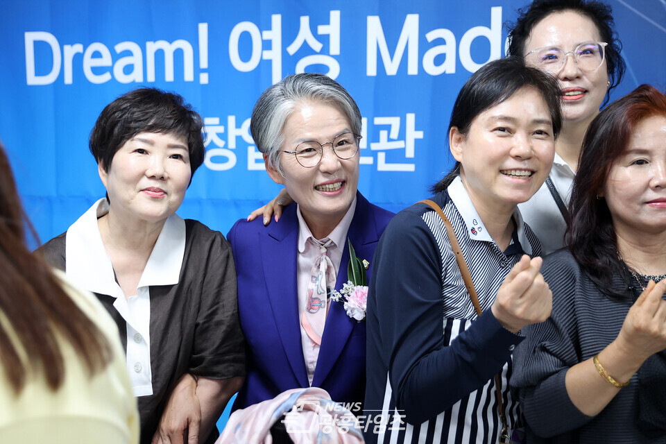행사 참석자들과 사진촬영하는 송미희 의장(사진제공=시흥시의회) 행사 참석자들과 사진촬영하는 송미희 의장(사진제공=시흥시의회)